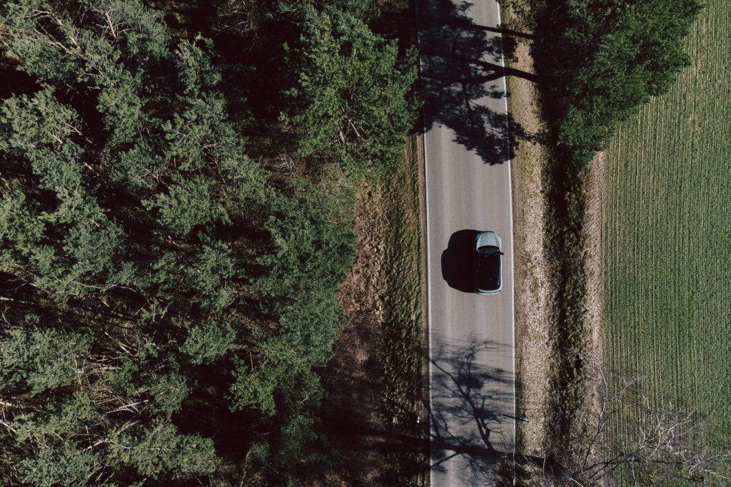 Drohnenaufnahme DS Elektroauto in der Uckermark