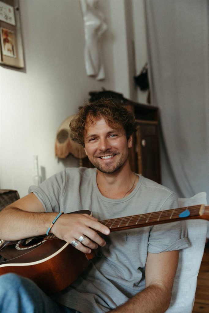 Model Justus mit Gitarre