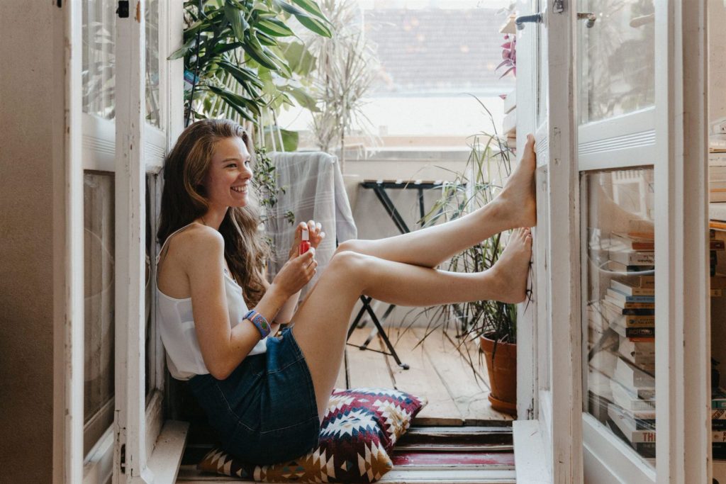 Model Pia beim Nägel lackieren