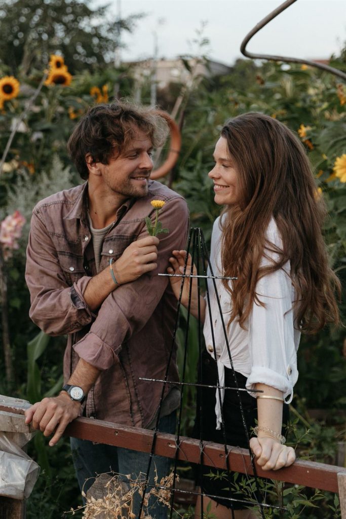 Justus schenkt Justus eine Blume