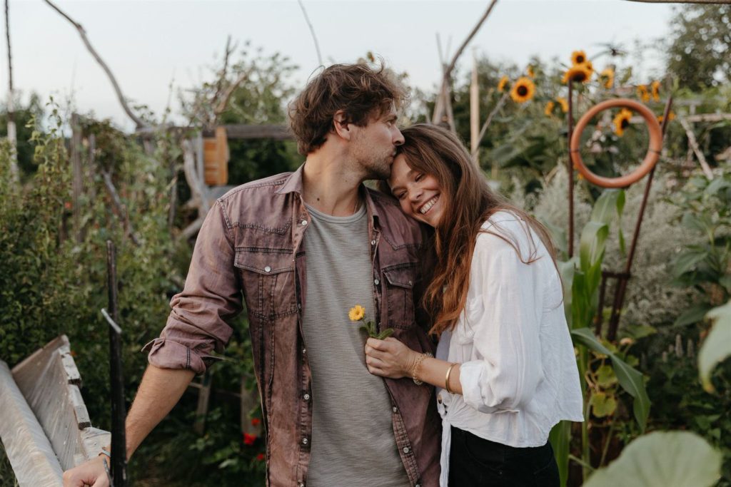 Liebespaar im Garten